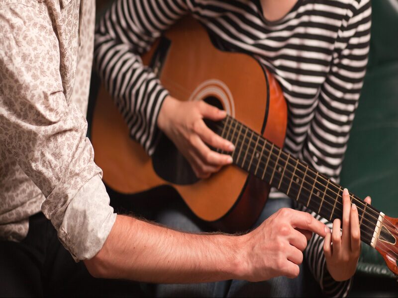 Подарок гитаристу: 9 идей, как порадовать музыканта