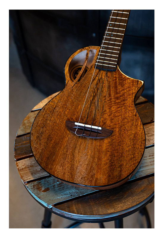 Фото Электроакустическая укулеле баритон FLIGHT AVIATOR Mango Baritone CE