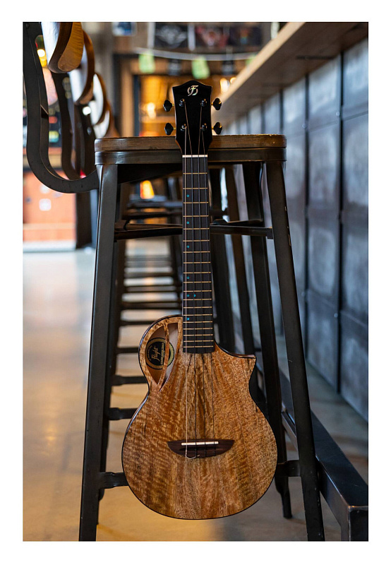 Фото Электроакустическая укулеле баритон FLIGHT AVIATOR Mango Baritone CE