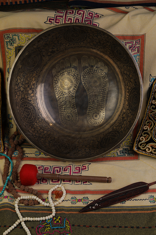 Кованная поющая чаша Gangotry Eghting Carving "след Будды" в магазине Music-Hummer