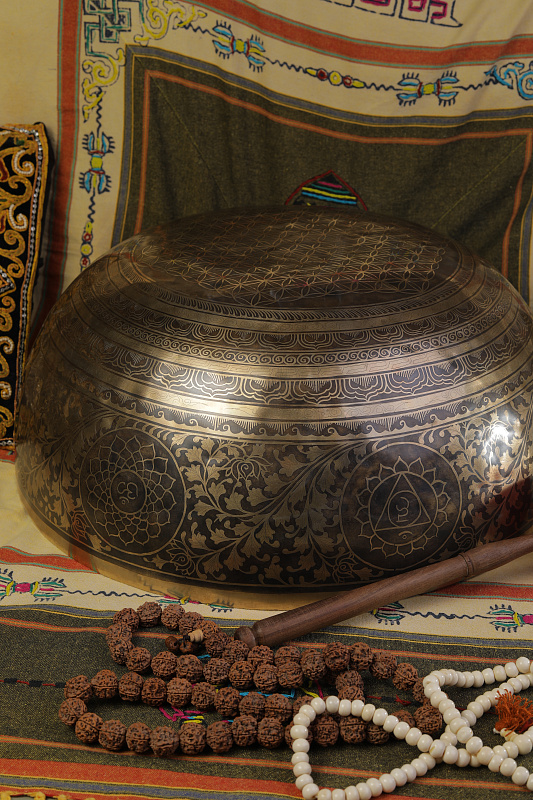 Фото Кованная поющая чаша Gangotry Eghting Carving "след Будды"