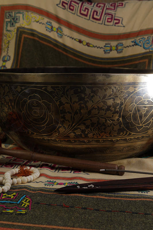 Фото Кованная поющая чаша Gangotry Eghting Carving "след Будды"