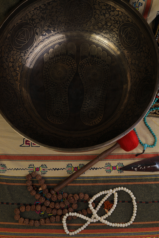 Фото Кованная поющая чаша Gangotry Eghting Carving "след Будды"