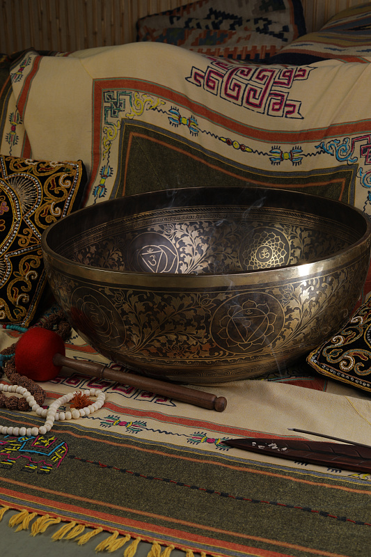 Фото Кованная поющая чаша Gangotry Eghting Carving "след Будды"