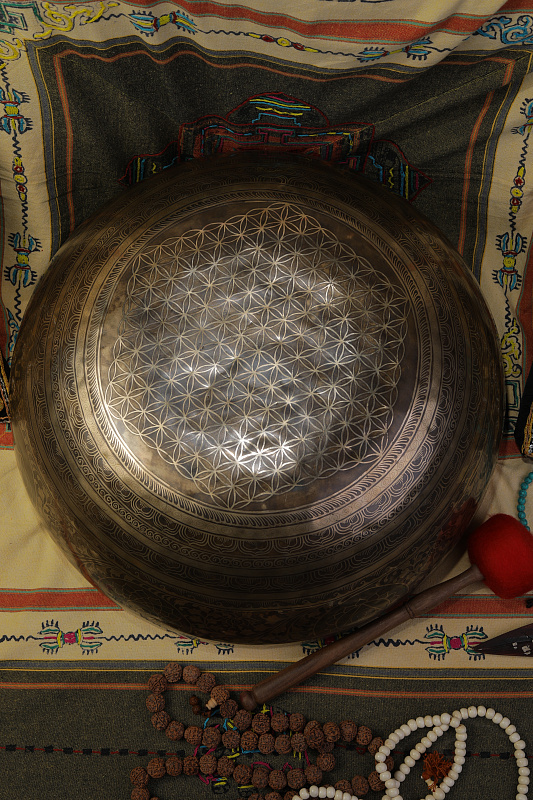 Фото Кованная поющая чаша Gangotry Eghting Carving "след Будды"